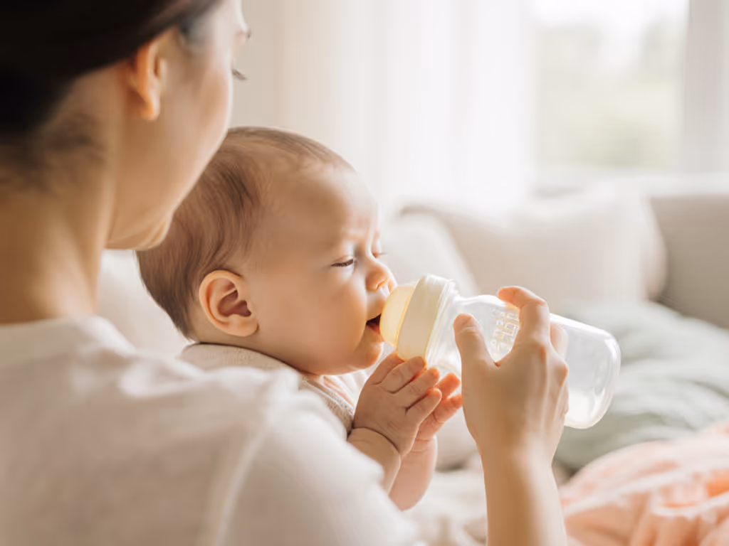 infant_displaying_pause_during_paced_bottle_feed_with_caregiver_observing_hunger_fullness_cues